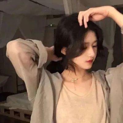 一脸嫌弃表情的妹子给你看胖次第二季